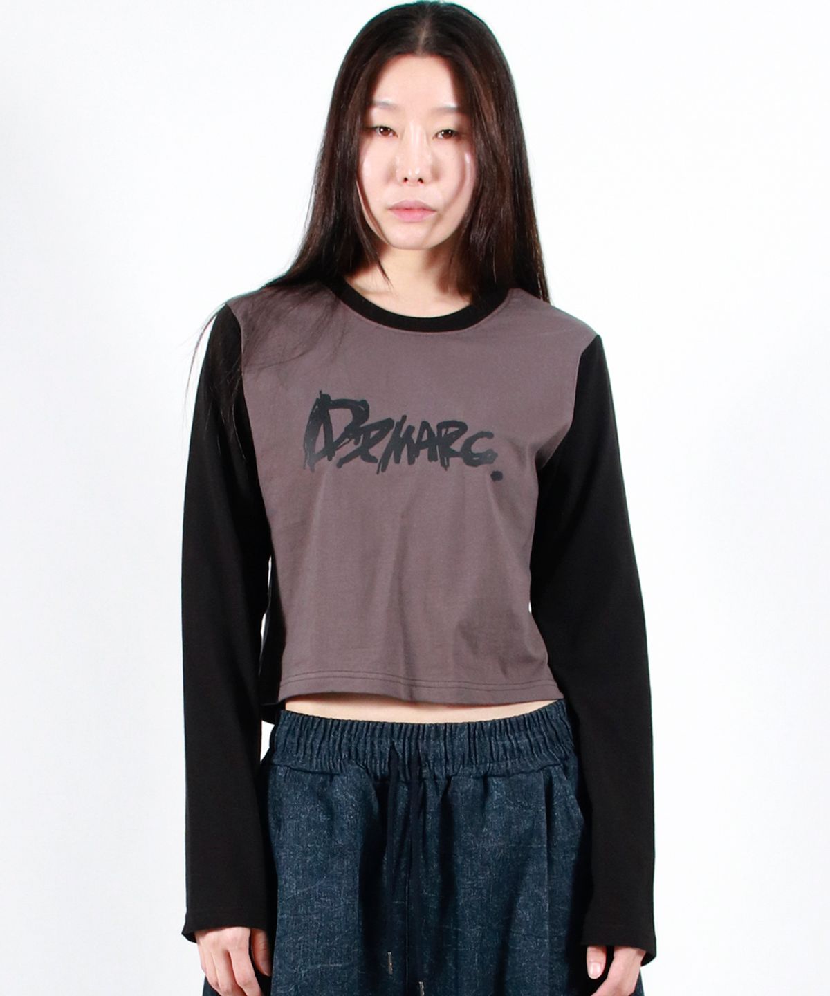 드마크(DEMARC) TOUCH LOGO COLOR-BLOCK SEMI CROP LONG SLEEVE -  Charcoal&Black
