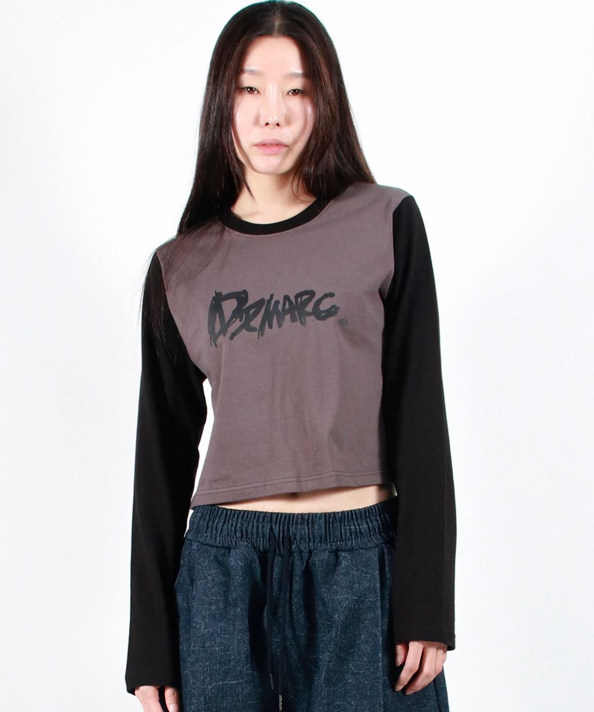 드마크(DEMARC) TOUCH LOGO COLOR-BLOCK SEMI CROP LONG SLEEVE -  Charcoal&Black