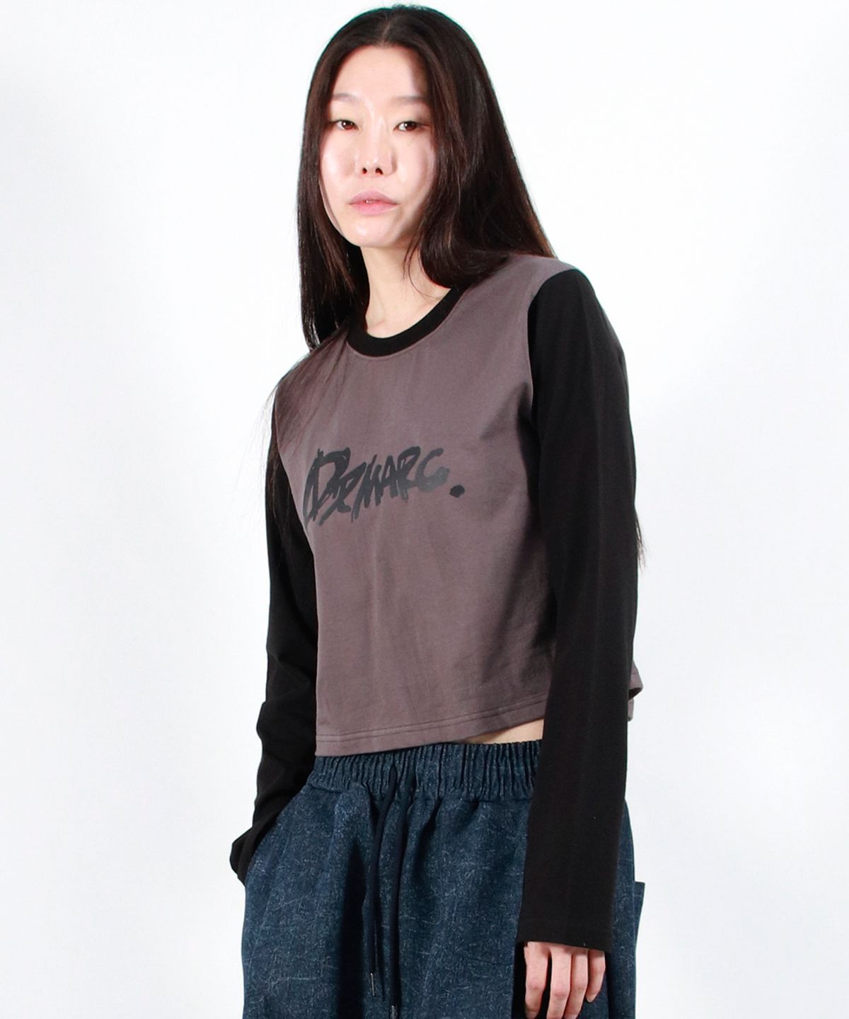드마크(DEMARC) TOUCH LOGO COLOR-BLOCK SEMI CROP LONG SLEEVE -  Charcoal&Black