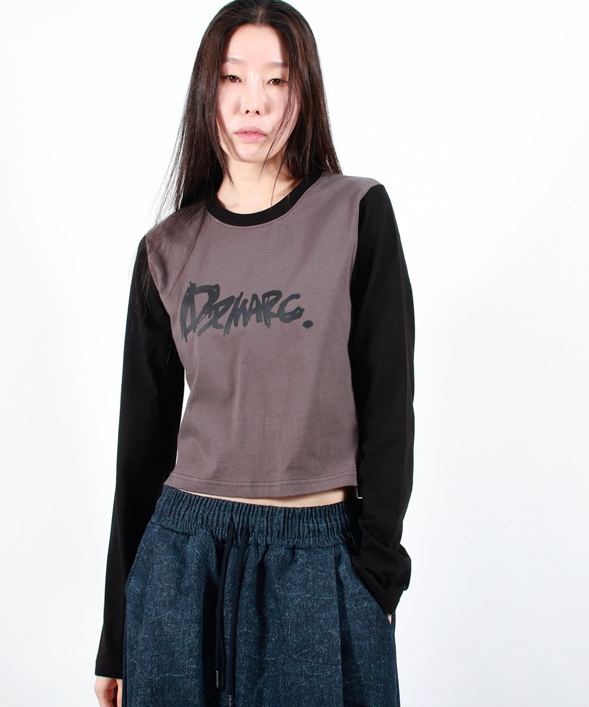 드마크(DEMARC) TOUCH LOGO COLOR-BLOCK SEMI CROP LONG SLEEVE -  Charcoal&Black