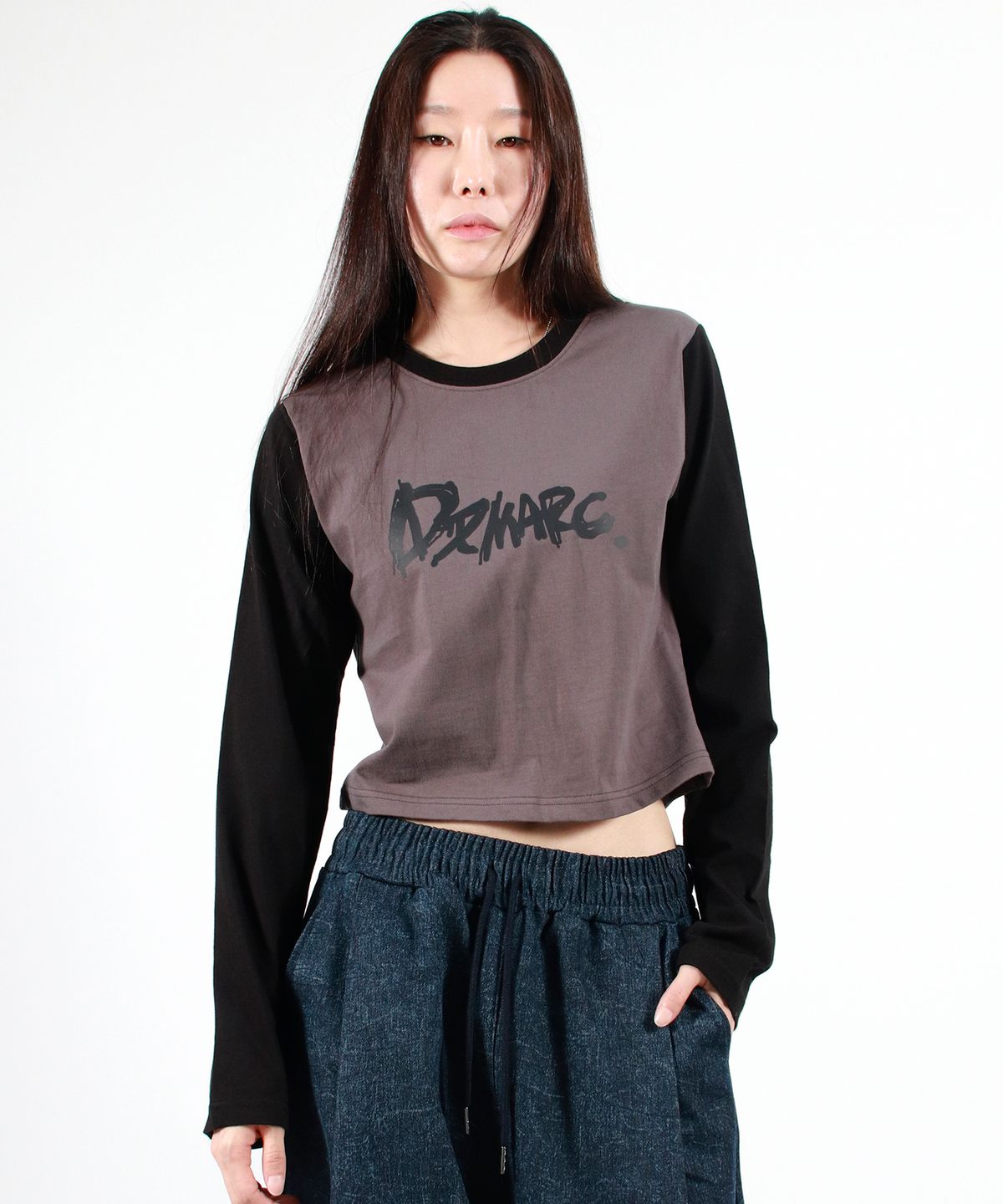 드마크(DEMARC) TOUCH LOGO COLOR-BLOCK SEMI CROP LONG SLEEVE -  Charcoal&Black