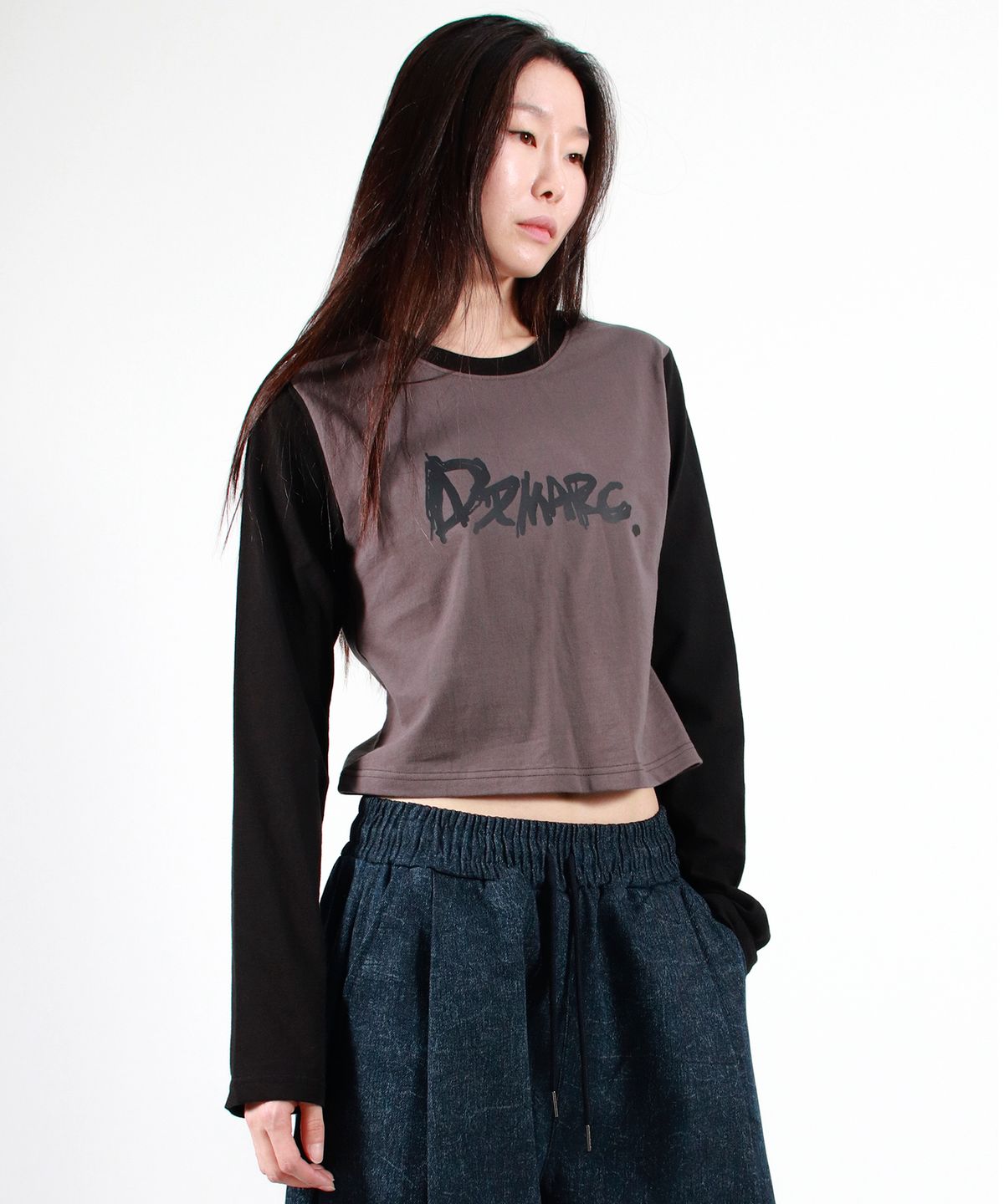 드마크(DEMARC) TOUCH LOGO COLOR-BLOCK SEMI CROP LONG SLEEVE -  Charcoal&Black