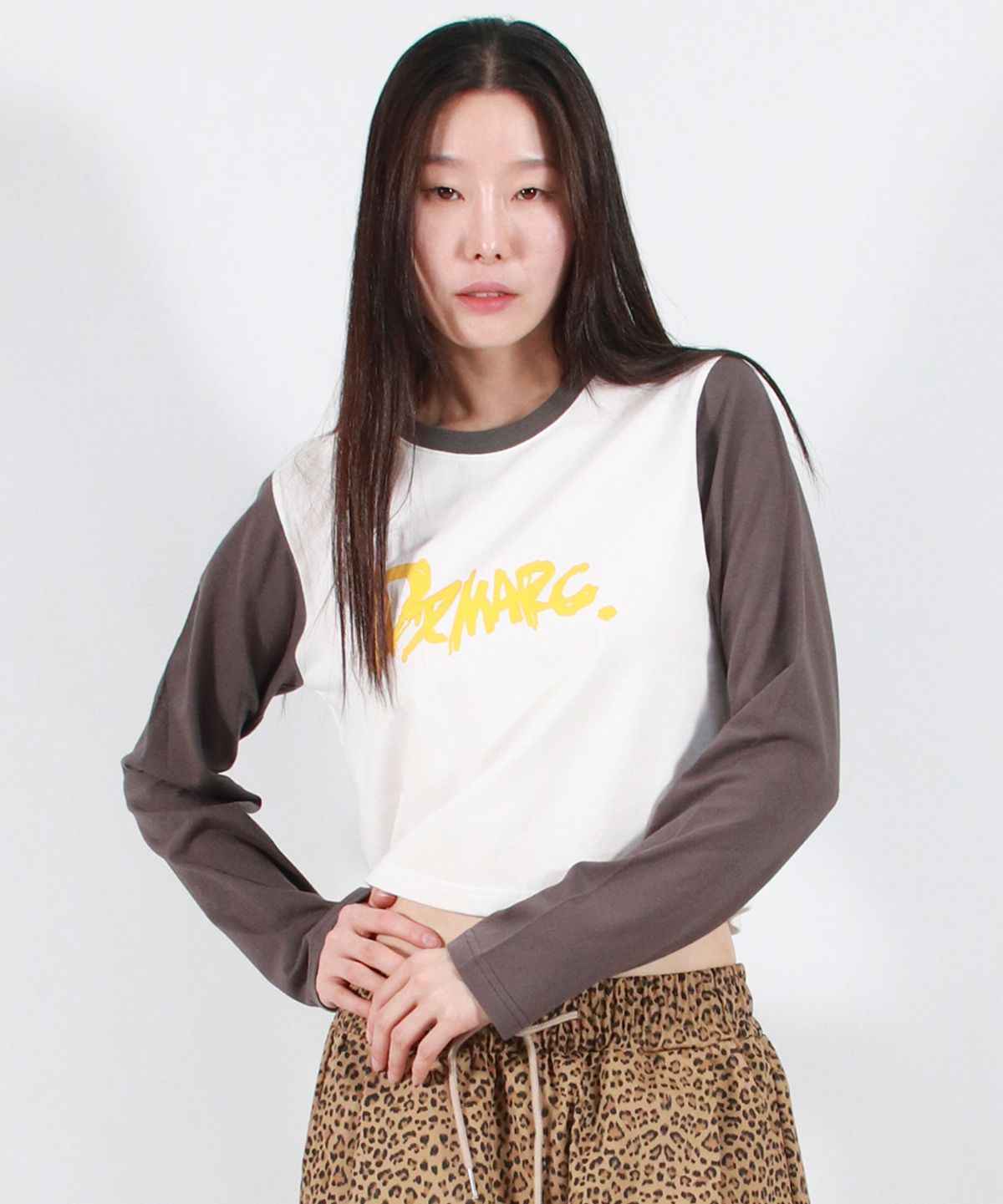 드마크(DEMARC) TOUCH LOGO COLOR-BLOCK SEMI CROP LONG SLEEVE -  White&Charcoal