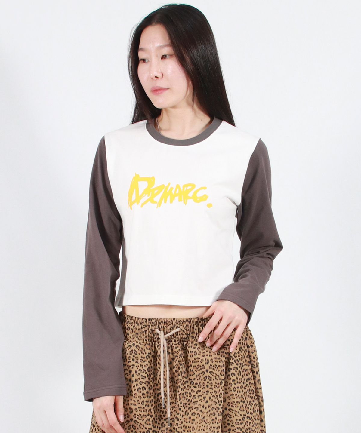 드마크(DEMARC) TOUCH LOGO COLOR-BLOCK SEMI CROP LONG SLEEVE -  White&Charcoal
