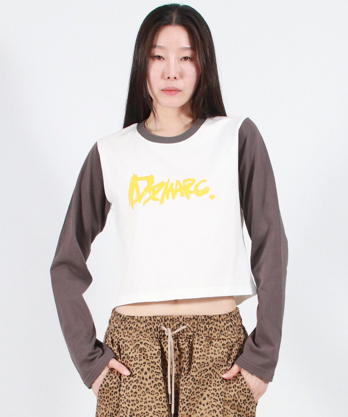 드마크(DEMARC) TOUCH LOGO COLOR-BLOCK SEMI CROP LONG SLEEVE -  White&Charcoal