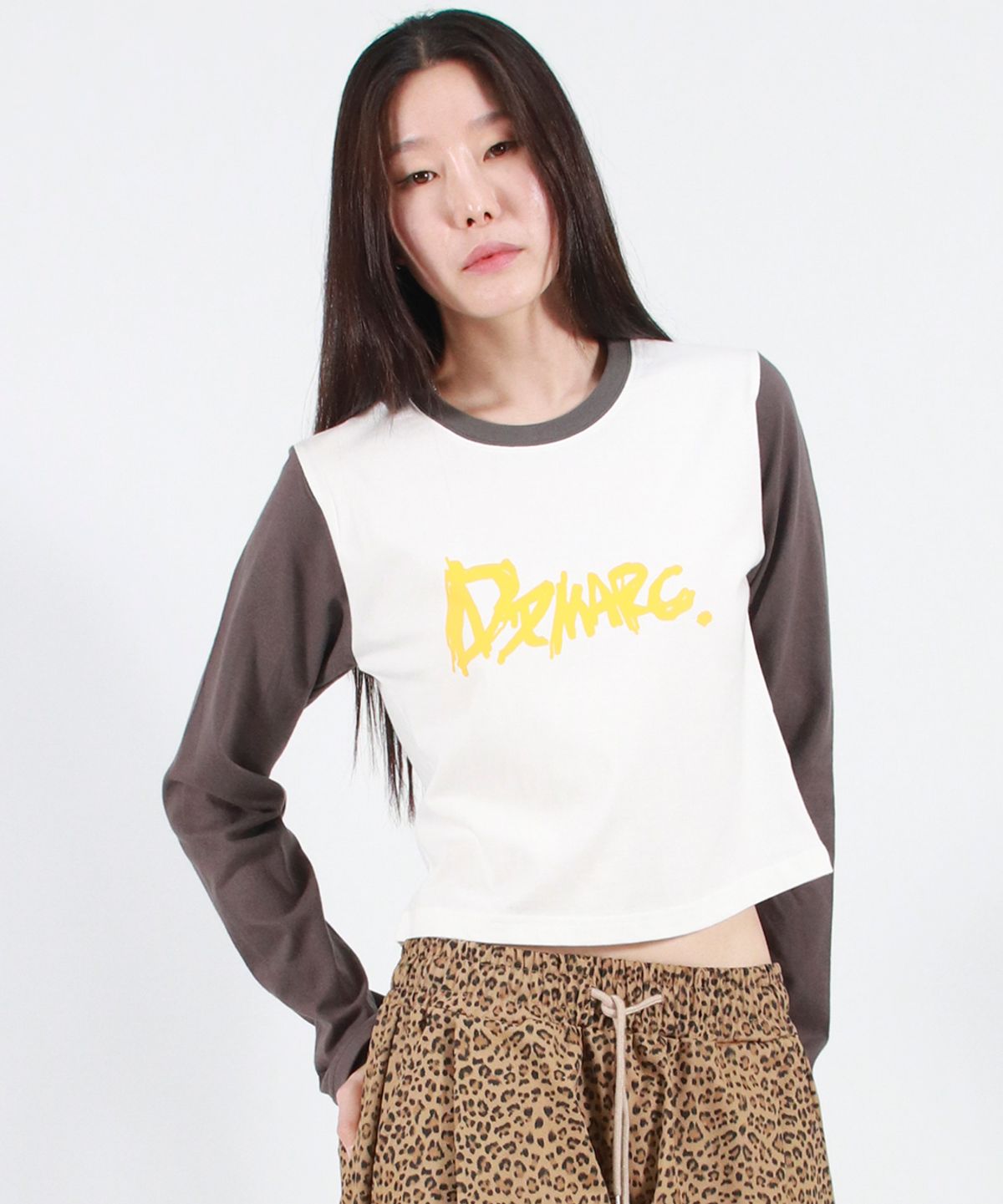 드마크(DEMARC) TOUCH LOGO COLOR-BLOCK SEMI CROP LONG SLEEVE -  White&Charcoal