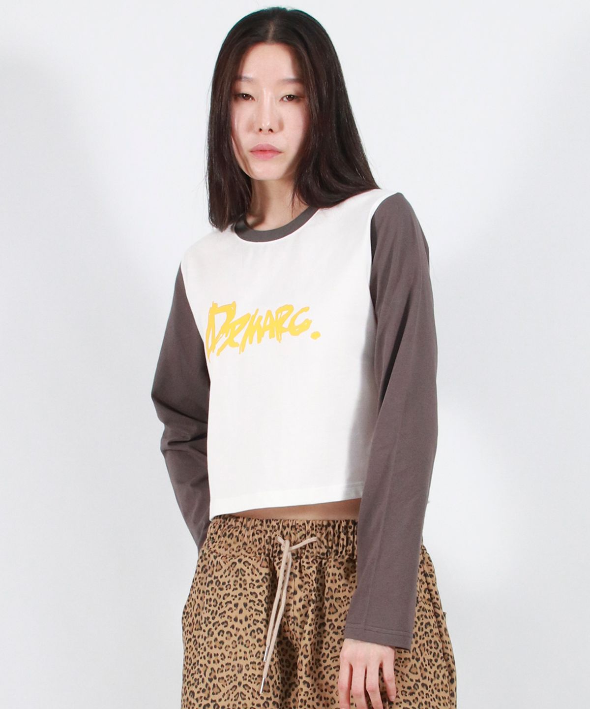 드마크(DEMARC) TOUCH LOGO COLOR-BLOCK SEMI CROP LONG SLEEVE -  White&Charcoal