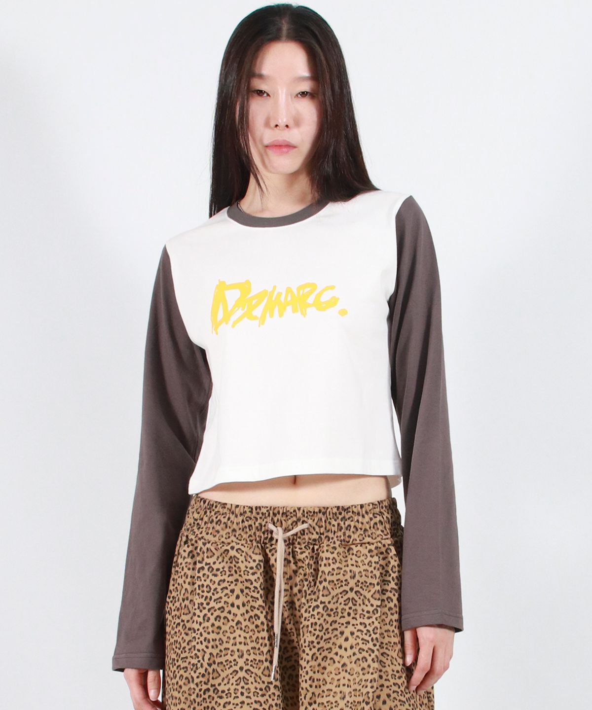 드마크(DEMARC) TOUCH LOGO COLOR-BLOCK SEMI CROP LONG SLEEVE -  White&Charcoal