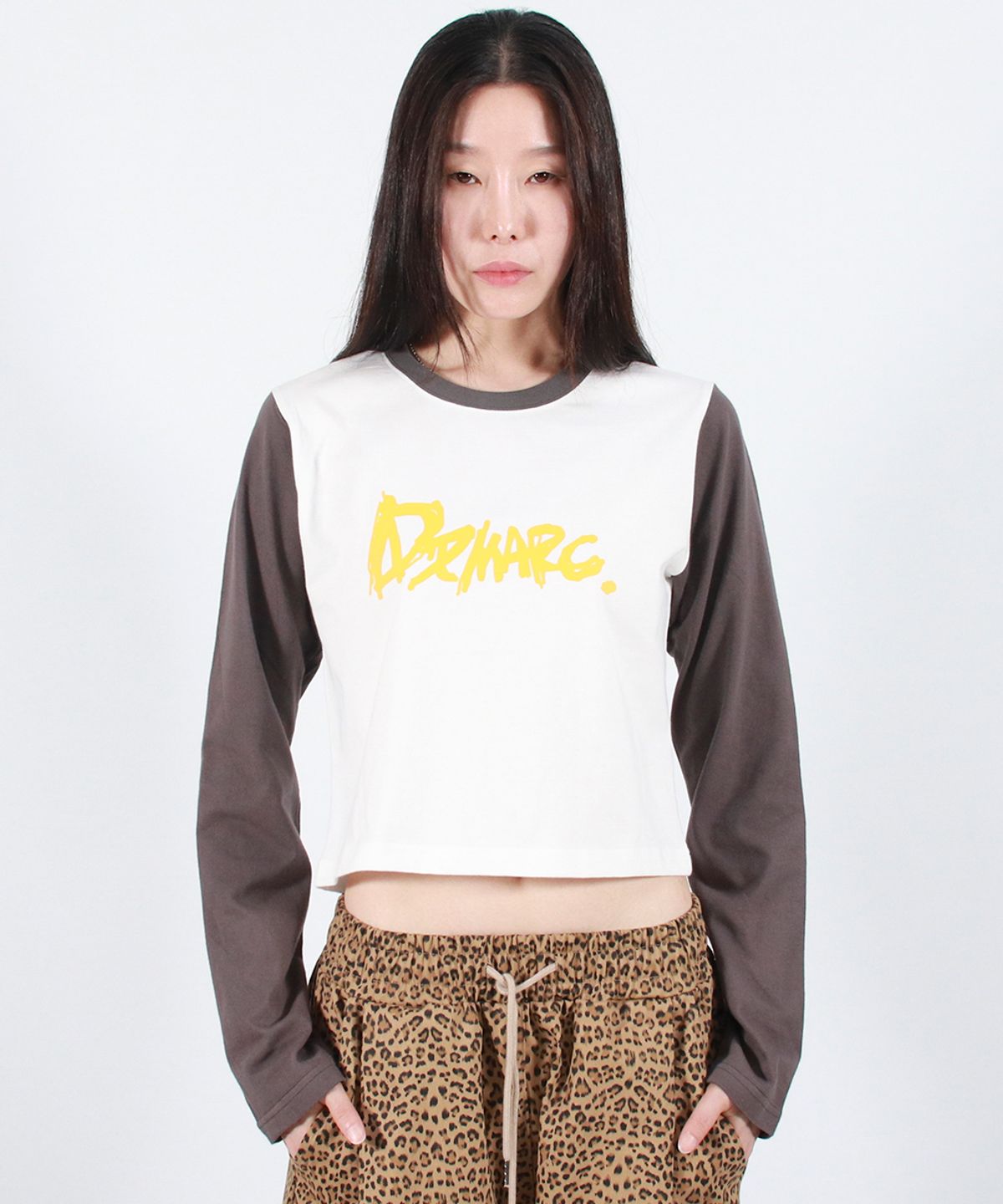 드마크(DEMARC) TOUCH LOGO COLOR-BLOCK SEMI CROP LONG SLEEVE -  White&Charcoal