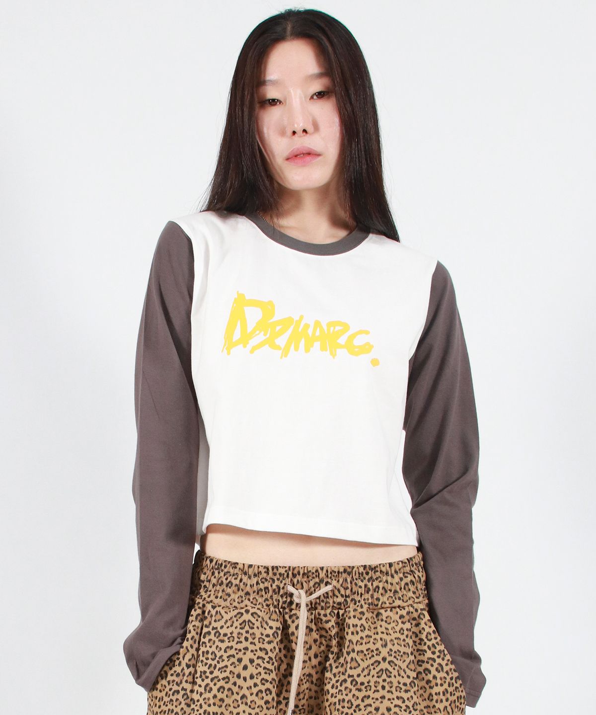 드마크(DEMARC) TOUCH LOGO COLOR-BLOCK SEMI CROP LONG SLEEVE -  White&Charcoal