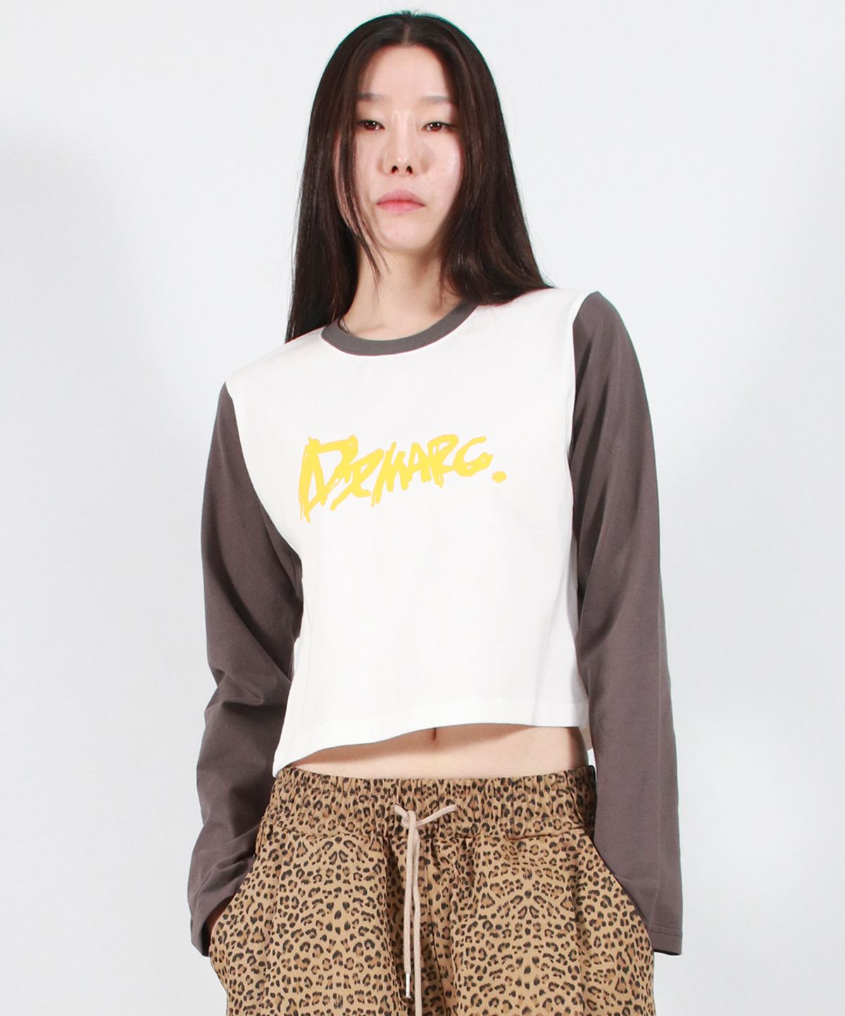 드마크(DEMARC) TOUCH LOGO COLOR-BLOCK SEMI CROP LONG SLEEVE -  White&Charcoal