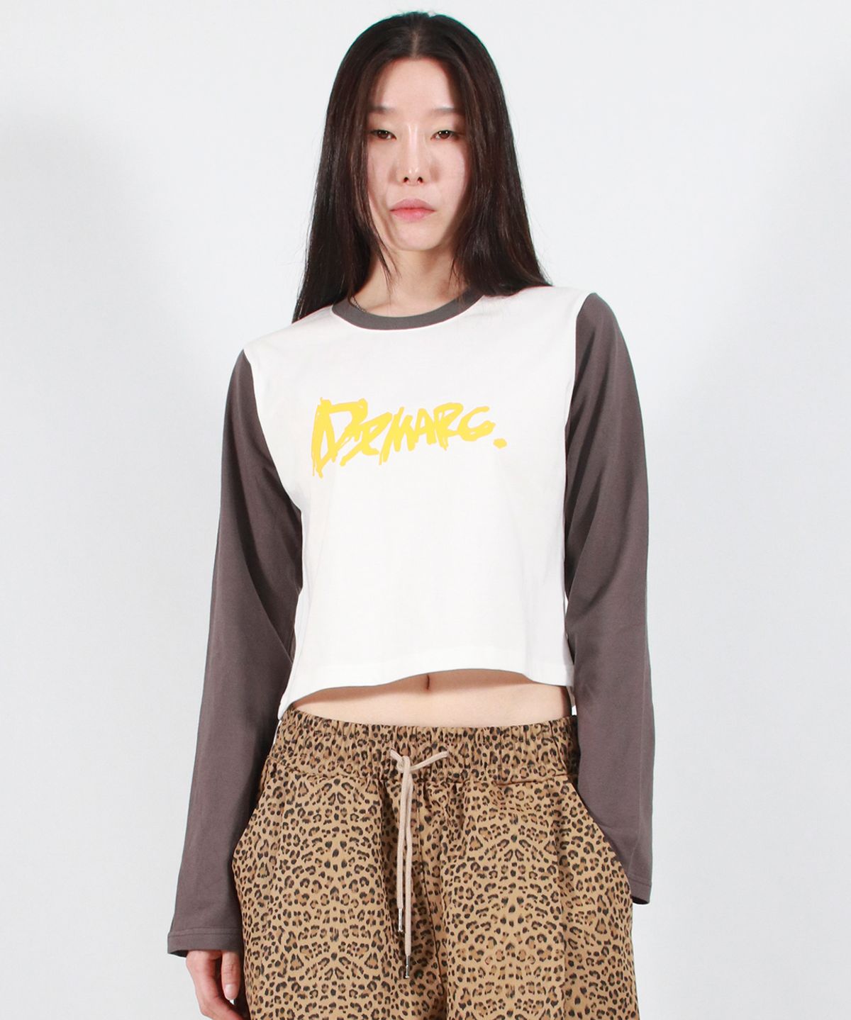 드마크(DEMARC) TOUCH LOGO COLOR-BLOCK SEMI CROP LONG SLEEVE -  White&Charcoal