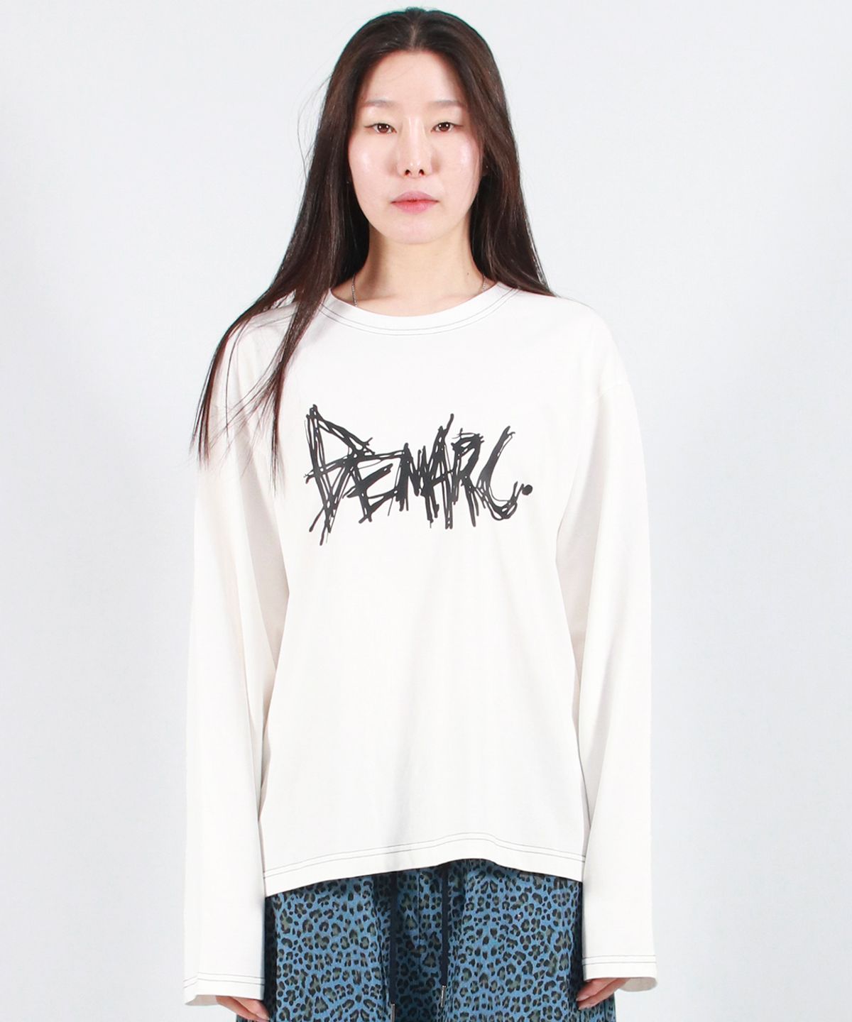 드마크(DEMARC) GRAFFITI LOGO TEXT BOXY LONG SLEEVE - White
