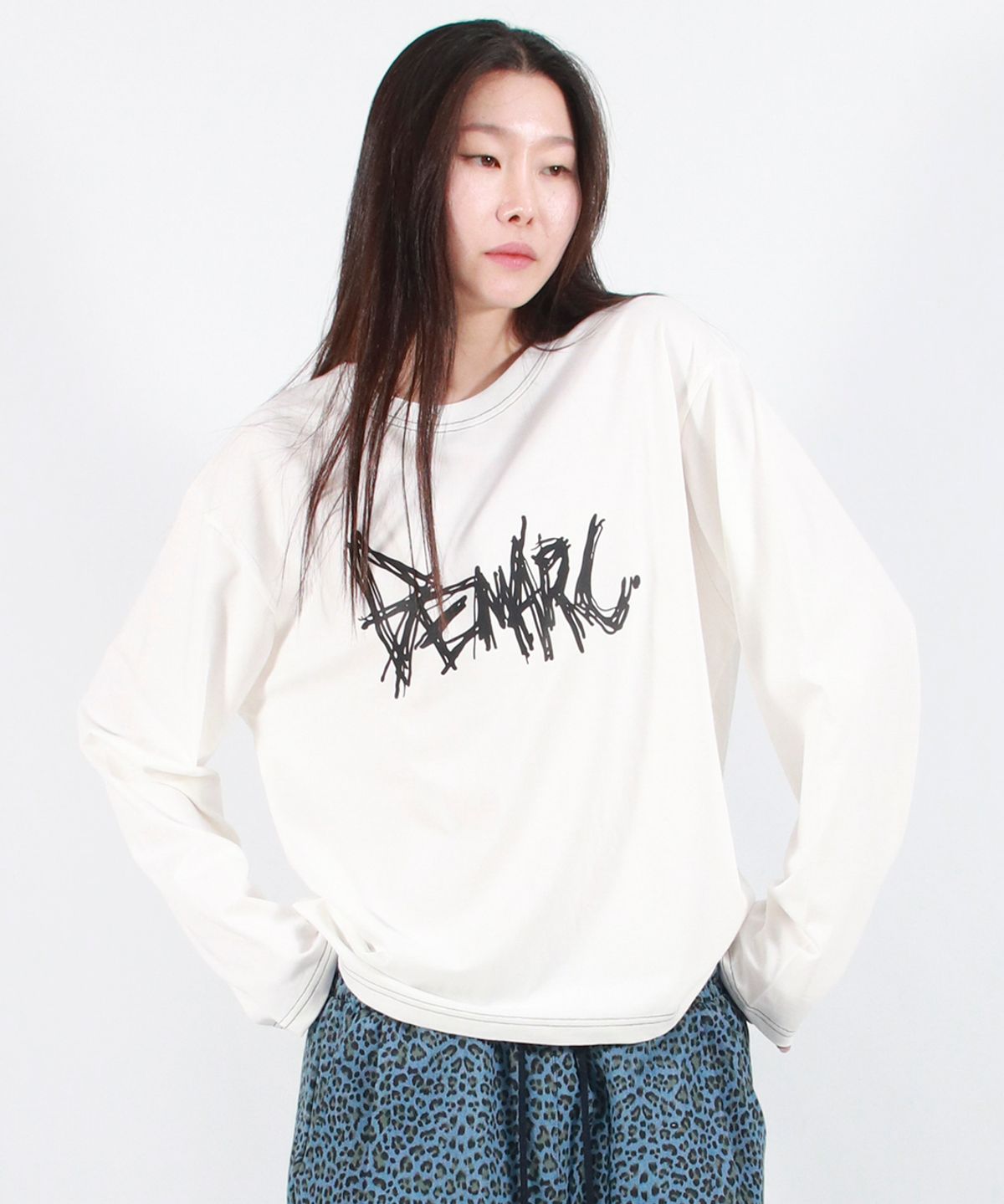 드마크(DEMARC) GRAFFITI LOGO TEXT BOXY LONG SLEEVE - White