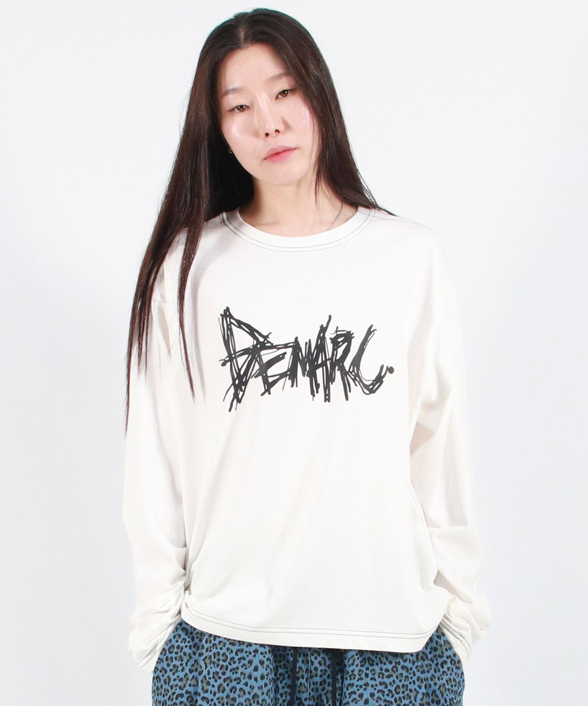 드마크(DEMARC) GRAFFITI LOGO TEXT BOXY LONG SLEEVE - White