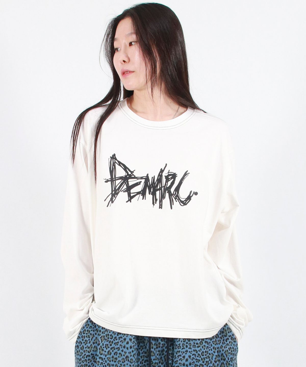 드마크(DEMARC) GRAFFITI LOGO TEXT BOXY LONG SLEEVE - White