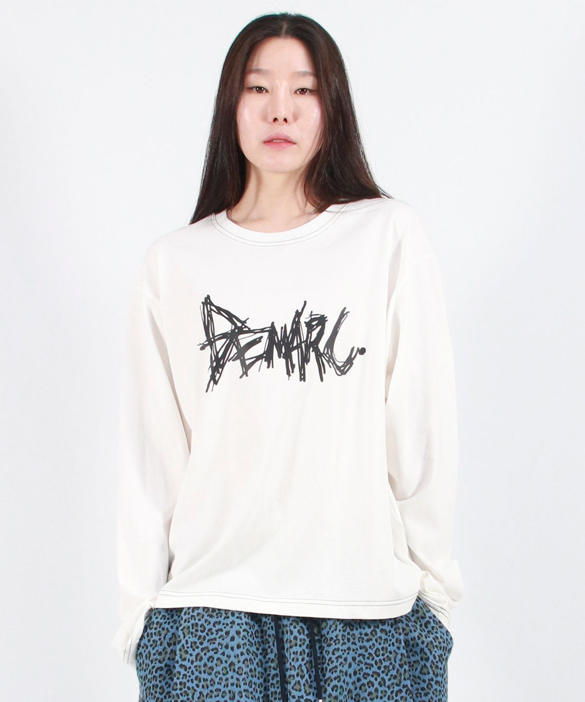 드마크(DEMARC) GRAFFITI LOGO TEXT BOXY LONG SLEEVE - White