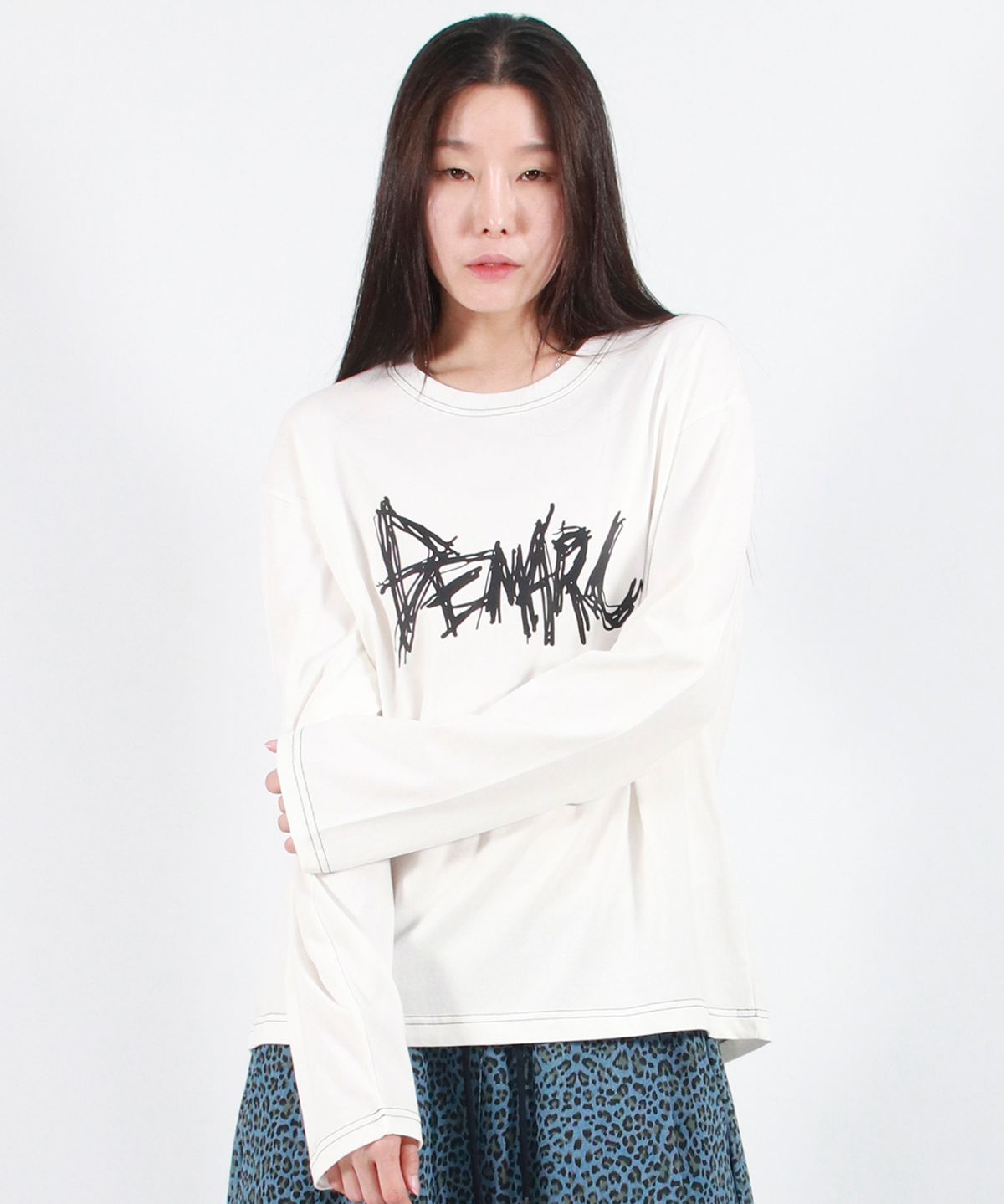 드마크(DEMARC) GRAFFITI LOGO TEXT BOXY LONG SLEEVE - White