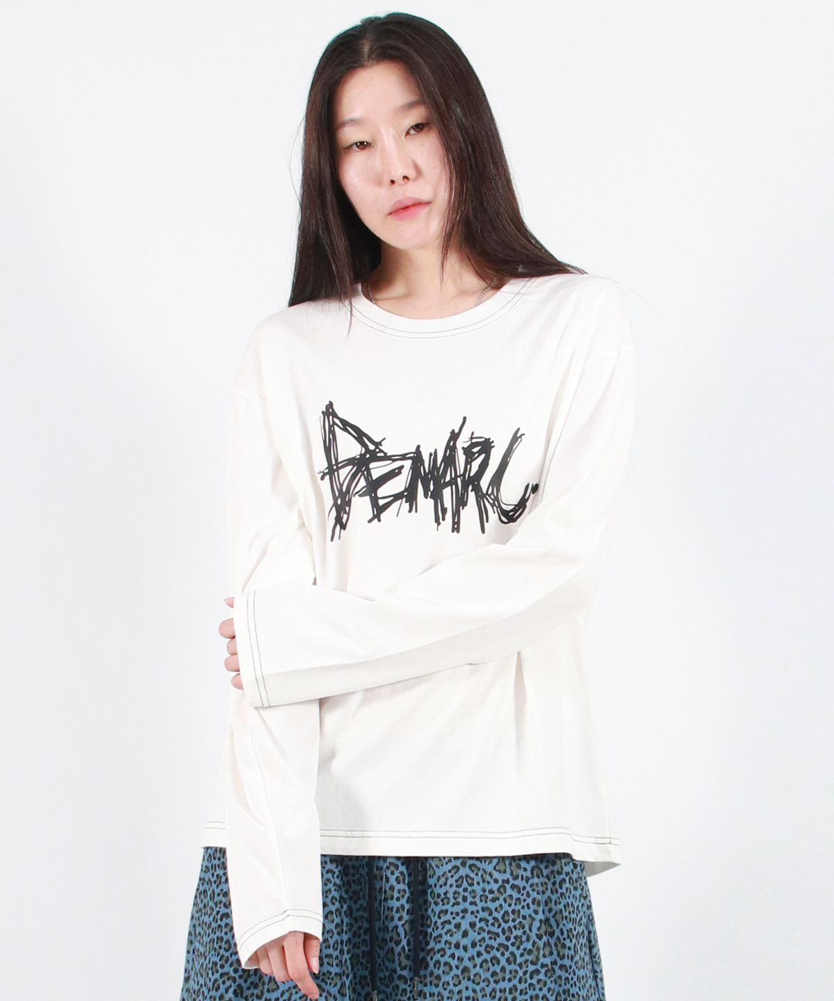 드마크(DEMARC) GRAFFITI LOGO TEXT BOXY LONG SLEEVE - White