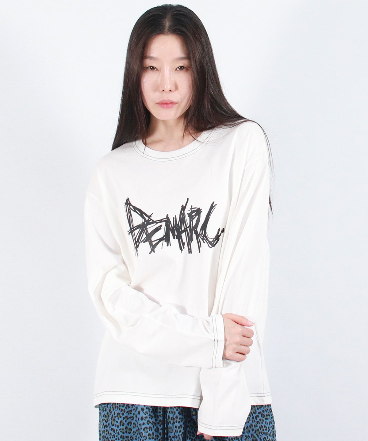 드마크(DEMARC) GRAFFITI LOGO TEXT BOXY LONG SLEEVE - White