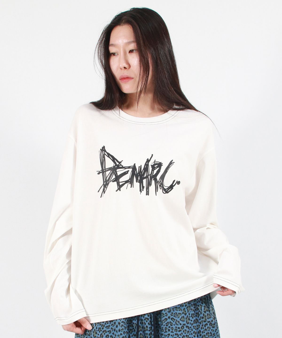 드마크(DEMARC) GRAFFITI LOGO TEXT BOXY LONG SLEEVE - White