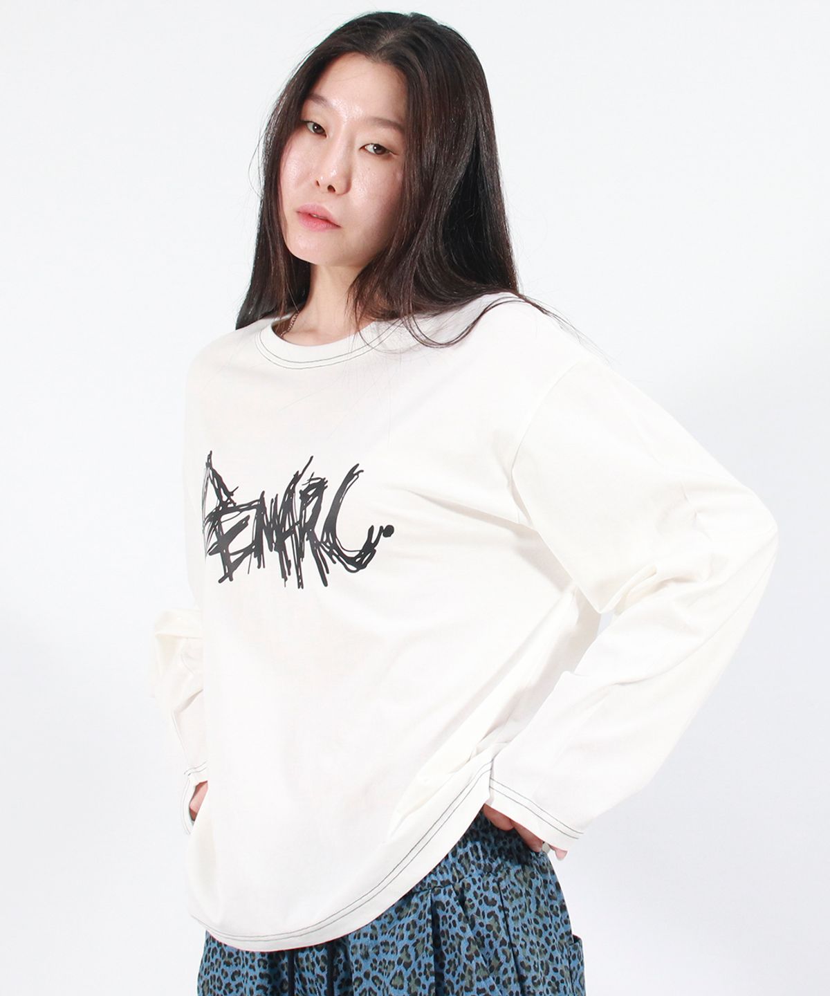 드마크(DEMARC) GRAFFITI LOGO TEXT BOXY LONG SLEEVE - White
