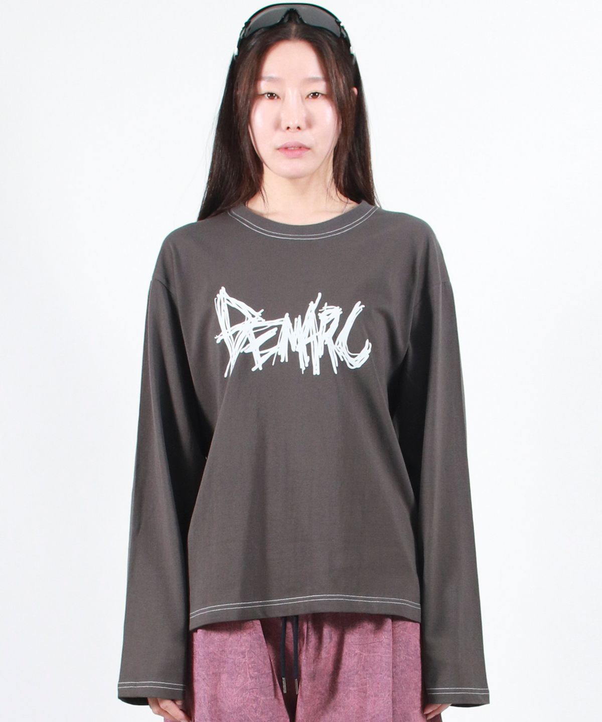 드마크(DEMARC) GRAFFITI LOGO TEXT BOXY LONG SLEEVE - Charcoal