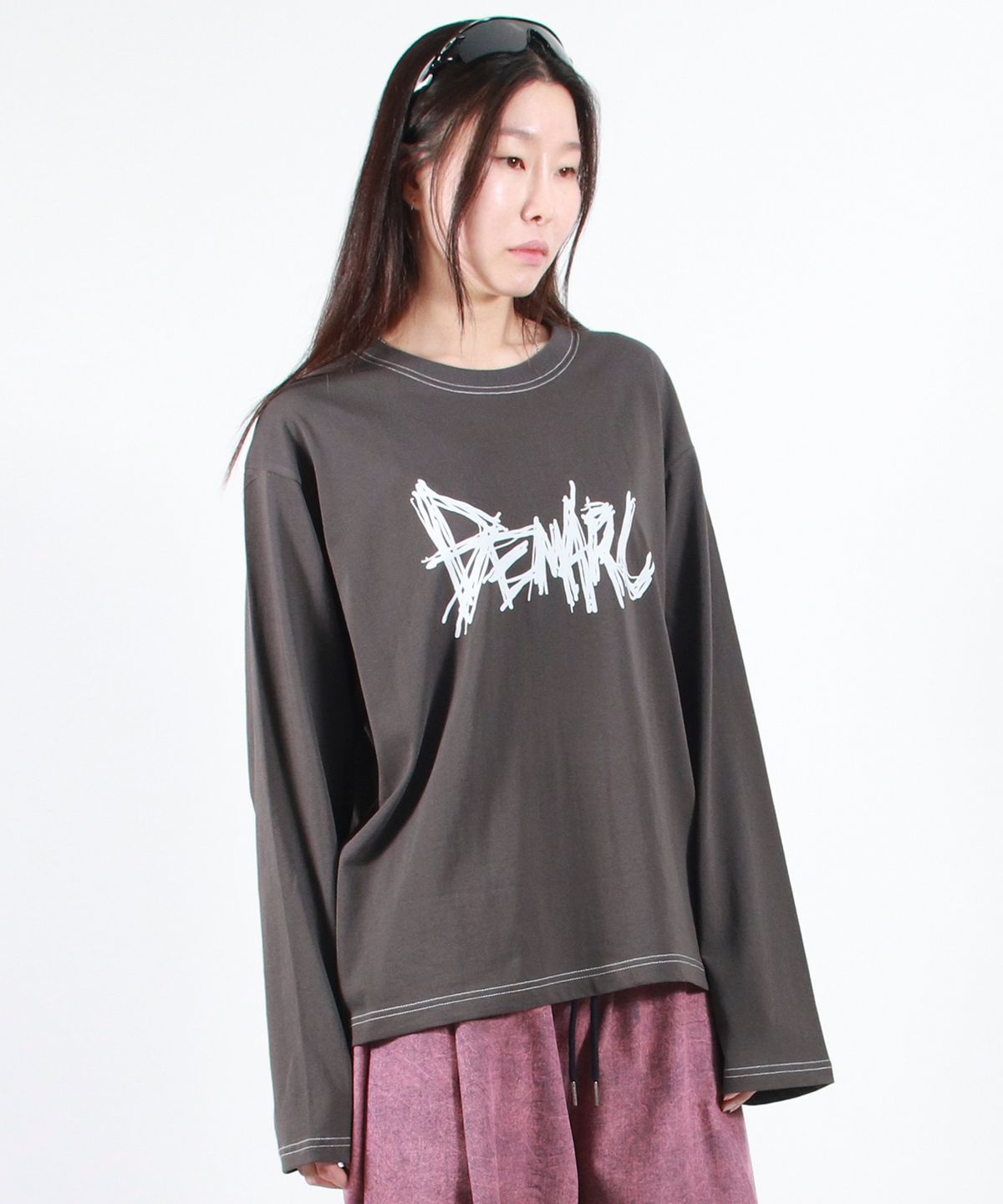 드마크(DEMARC) GRAFFITI LOGO TEXT BOXY LONG SLEEVE - Charcoal