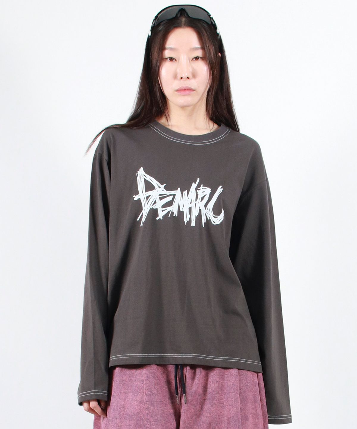 드마크(DEMARC) GRAFFITI LOGO TEXT BOXY LONG SLEEVE - Charcoal