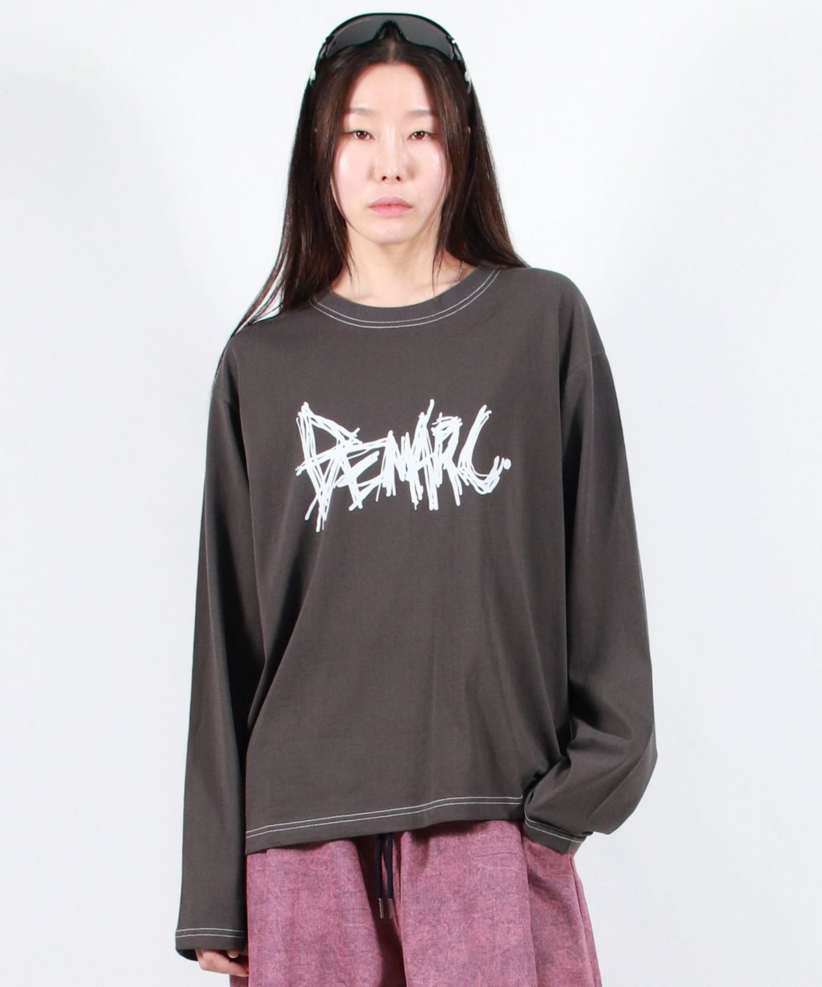 드마크(DEMARC) GRAFFITI LOGO TEXT BOXY LONG SLEEVE - Charcoal