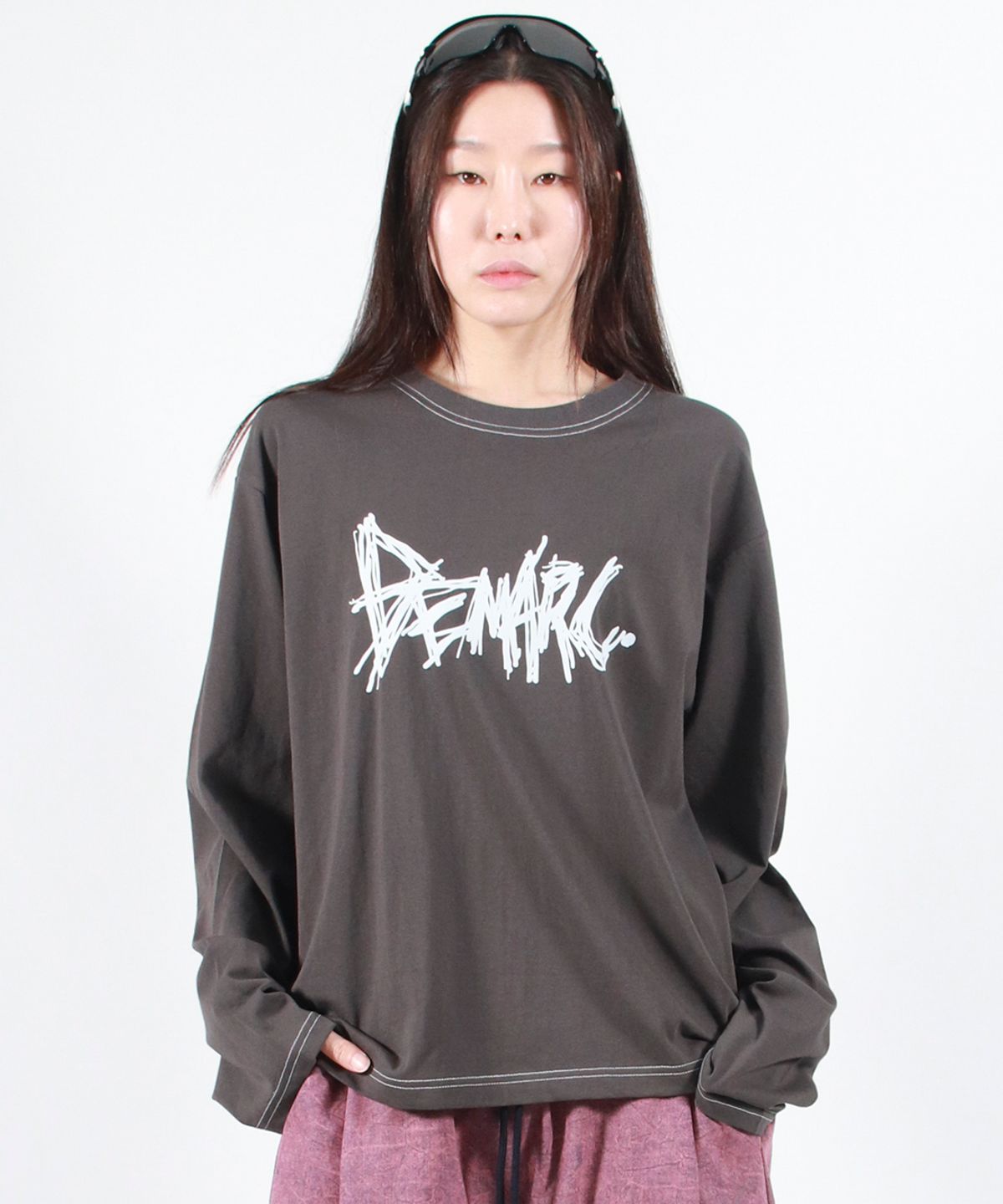 드마크(DEMARC) GRAFFITI LOGO TEXT BOXY LONG SLEEVE - Charcoal