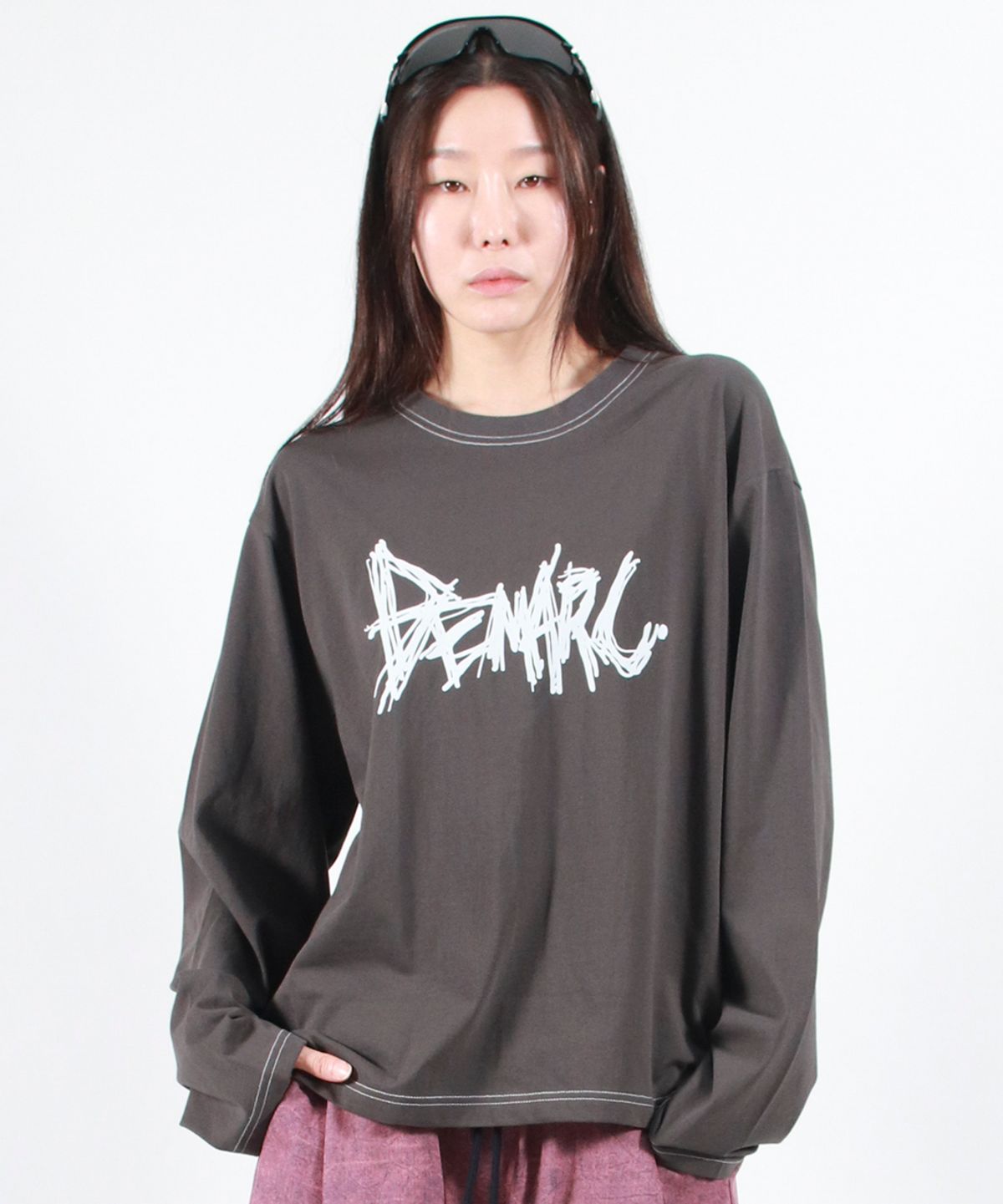 드마크(DEMARC) GRAFFITI LOGO TEXT BOXY LONG SLEEVE - Charcoal