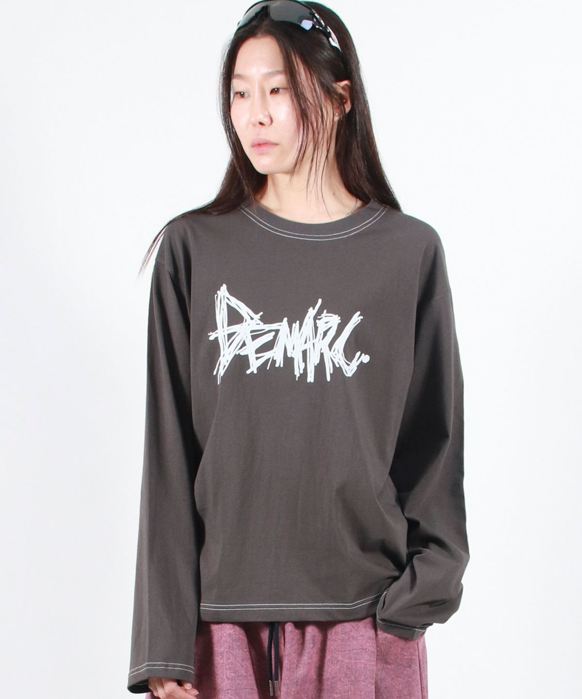 드마크(DEMARC) GRAFFITI LOGO TEXT BOXY LONG SLEEVE - Charcoal