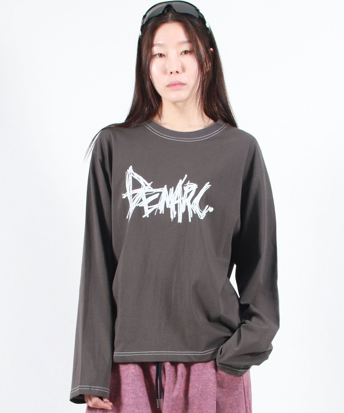 드마크(DEMARC) GRAFFITI LOGO TEXT BOXY LONG SLEEVE - Charcoal