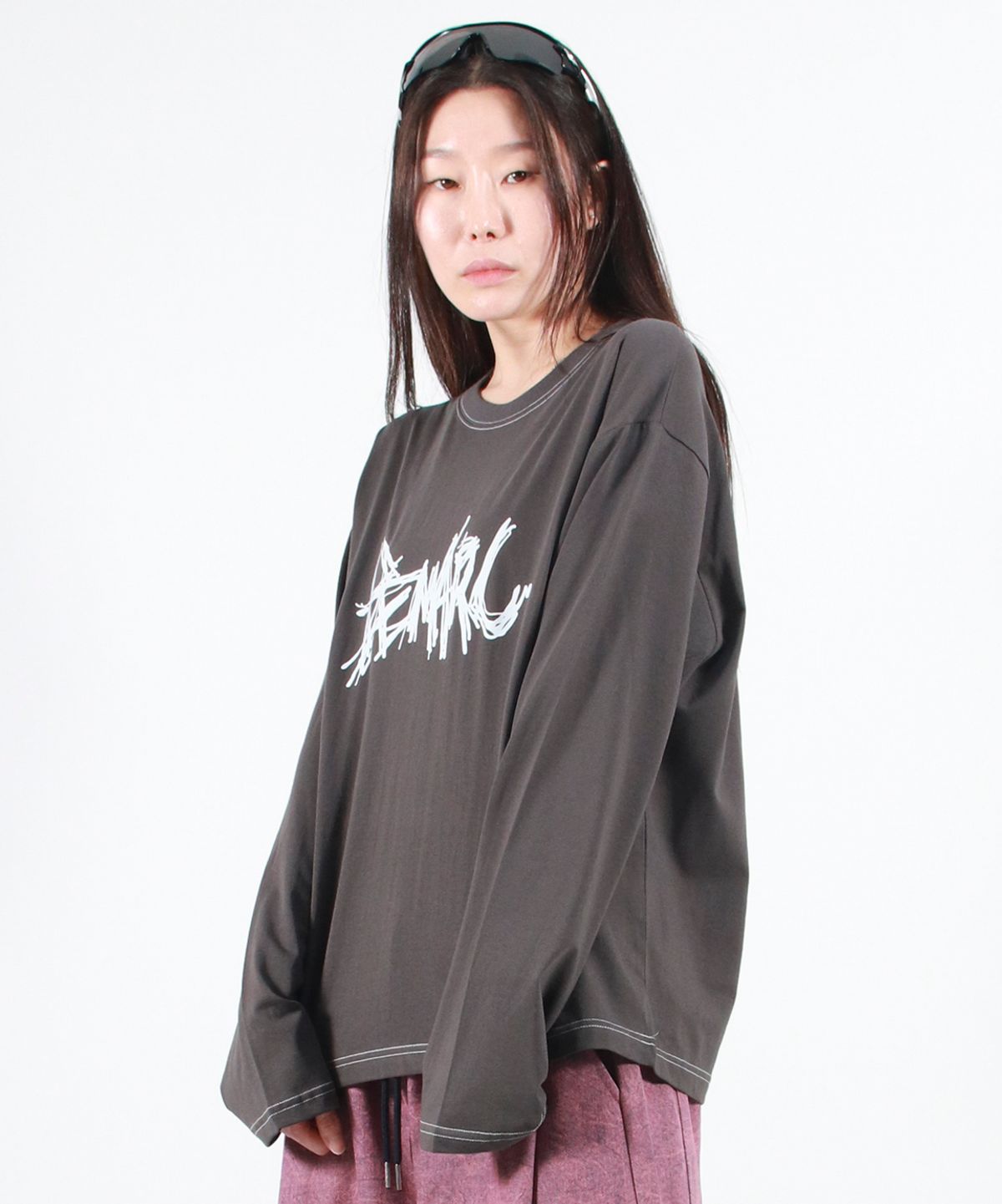 드마크(DEMARC) GRAFFITI LOGO TEXT BOXY LONG SLEEVE - Charcoal