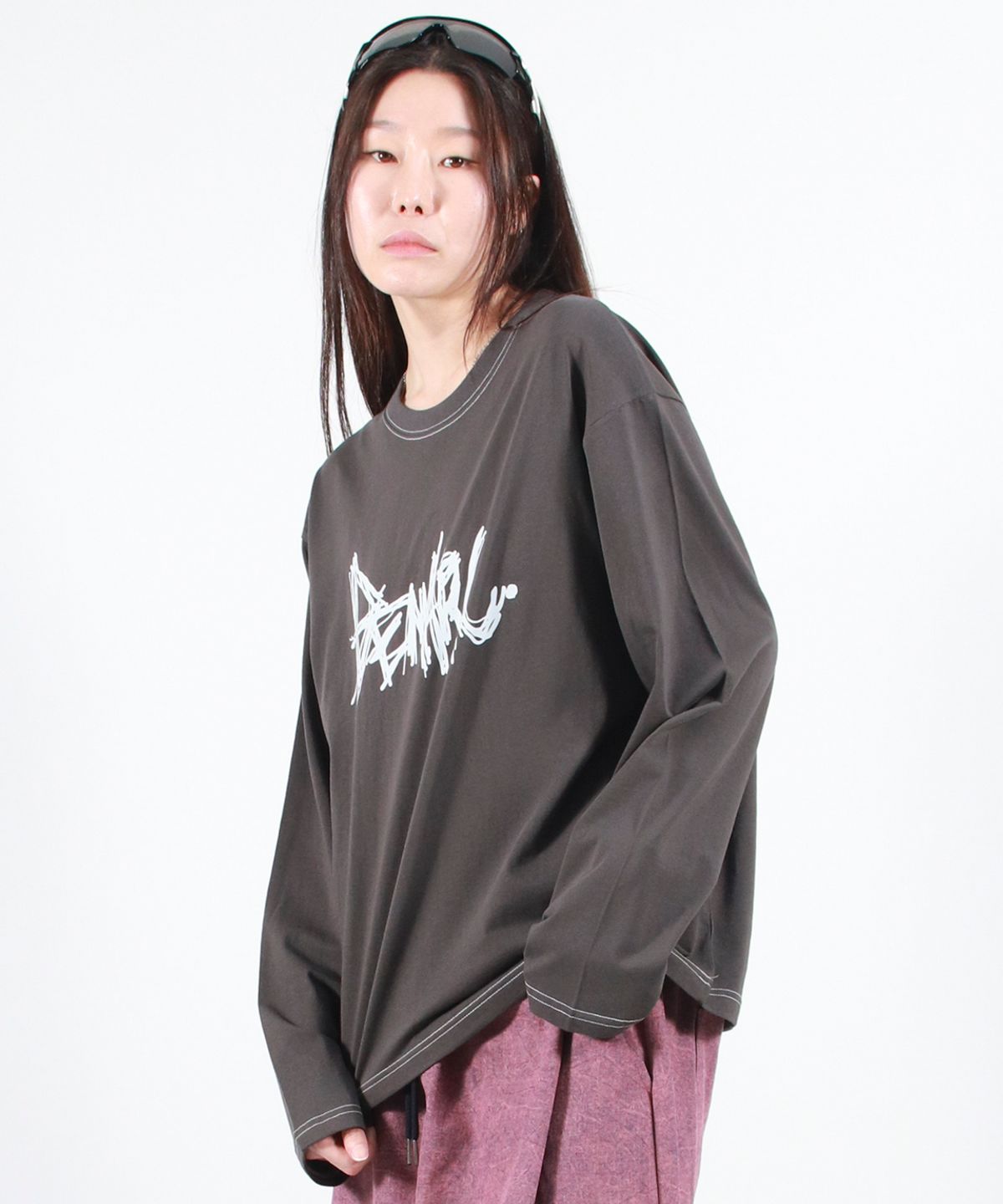 드마크(DEMARC) GRAFFITI LOGO TEXT BOXY LONG SLEEVE - Charcoal