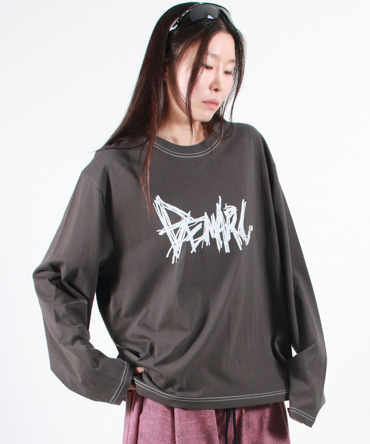 드마크(DEMARC) GRAFFITI LOGO TEXT BOXY LONG SLEEVE - Charcoal