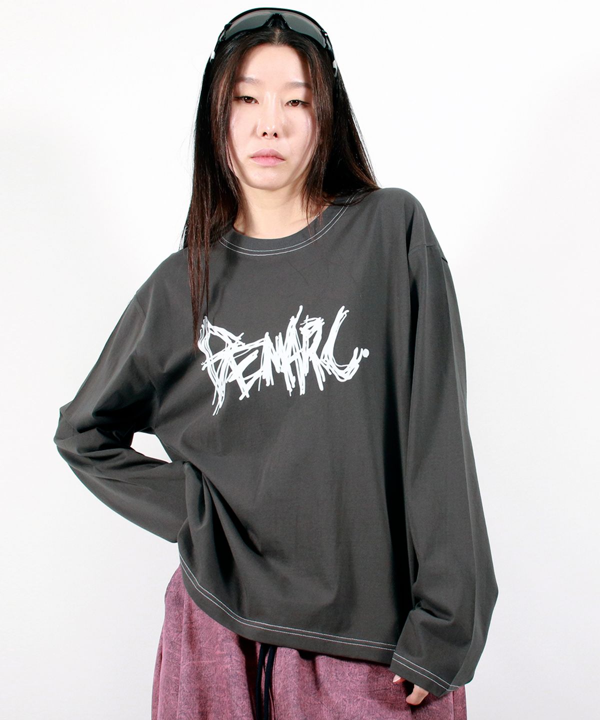 드마크(DEMARC) GRAFFITI LOGO TEXT BOXY LONG SLEEVE - Charcoal
