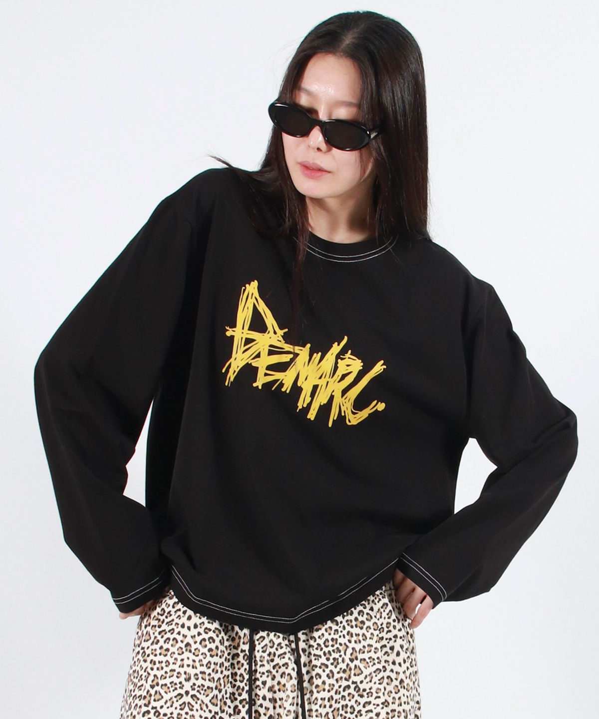 드마크(DEMARC) GRAFFITI LOGO TEXT BOXY LONG SLEEVE - Black
