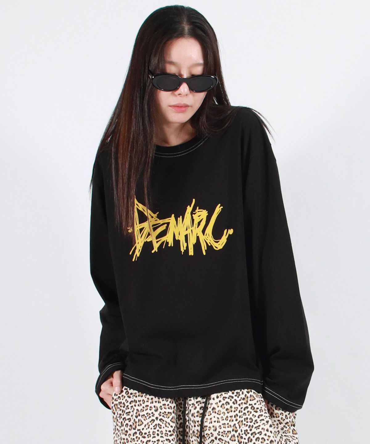 드마크(DEMARC) GRAFFITI LOGO TEXT BOXY LONG SLEEVE - Black