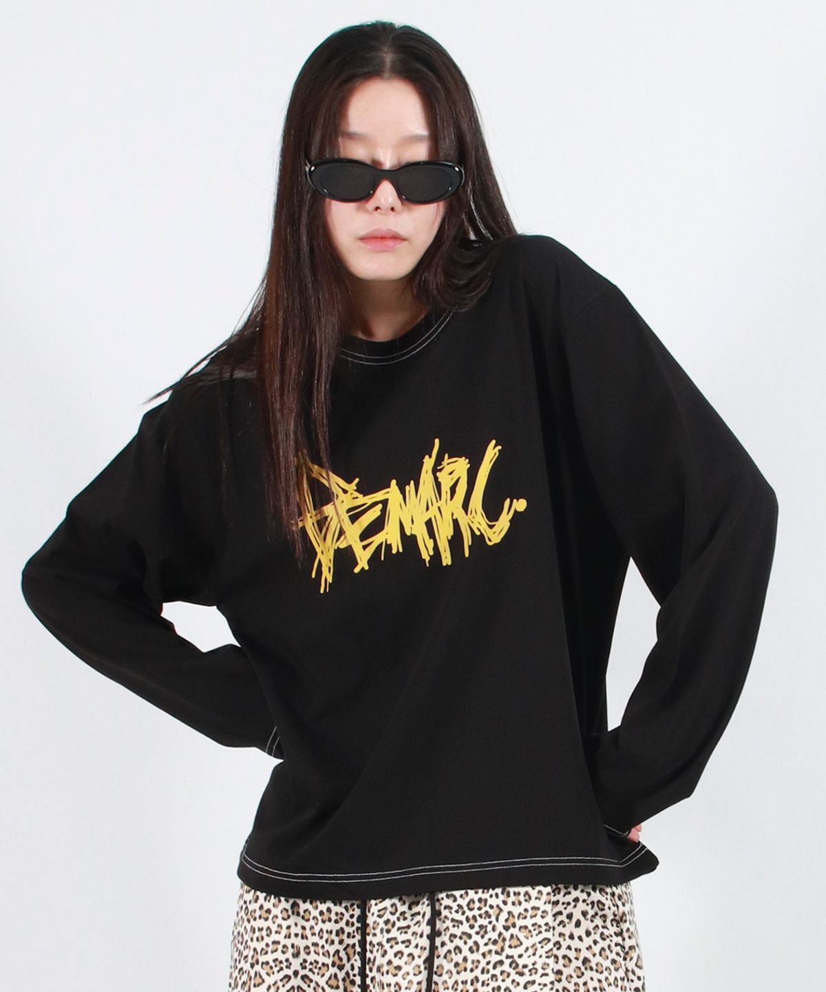 드마크(DEMARC) GRAFFITI LOGO TEXT BOXY LONG SLEEVE - Black