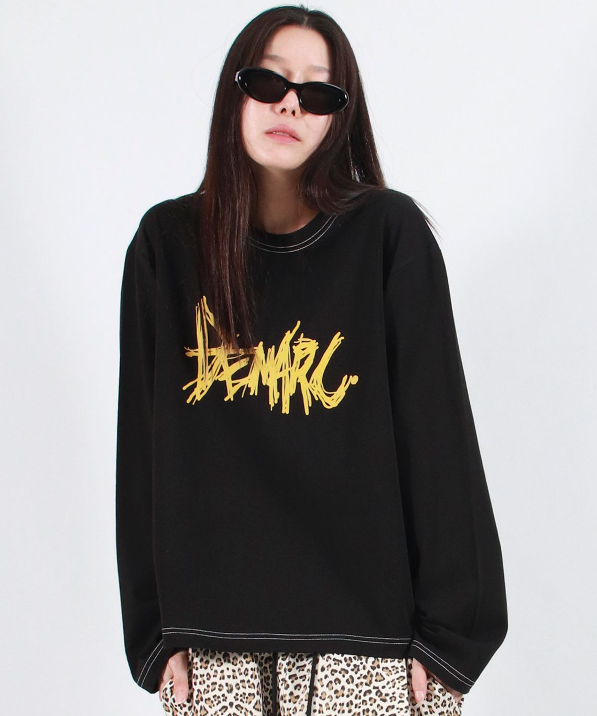 드마크(DEMARC) GRAFFITI LOGO TEXT BOXY LONG SLEEVE - Black