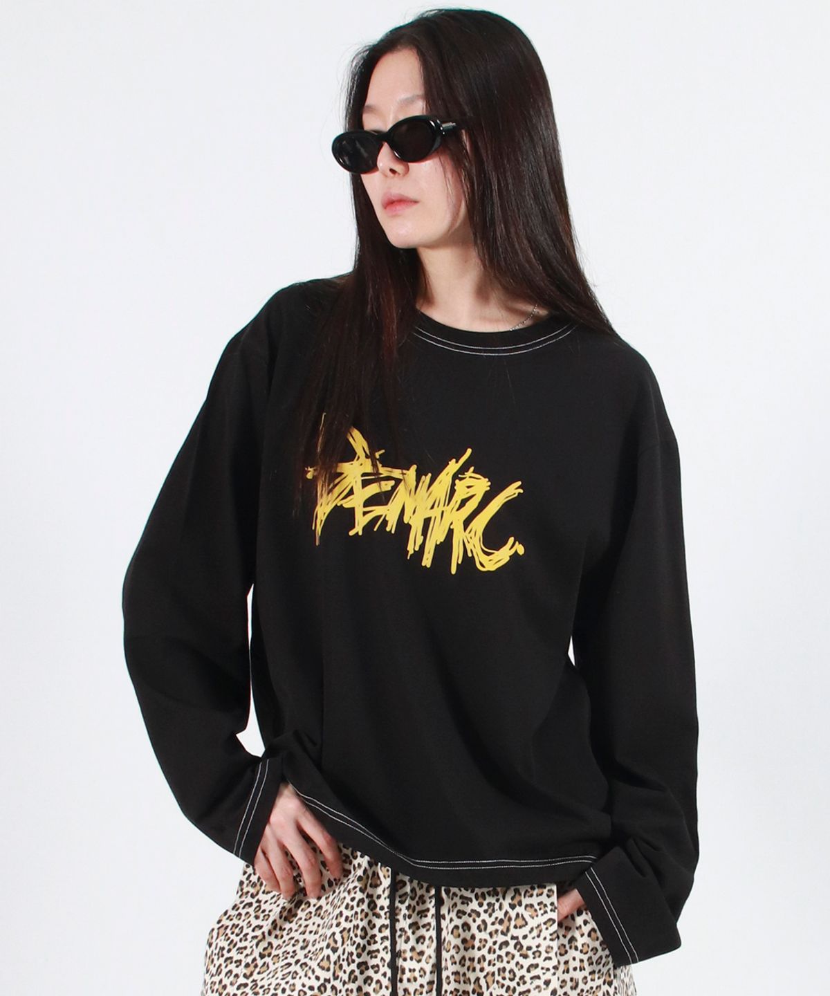 드마크(DEMARC) GRAFFITI LOGO TEXT BOXY LONG SLEEVE - Black