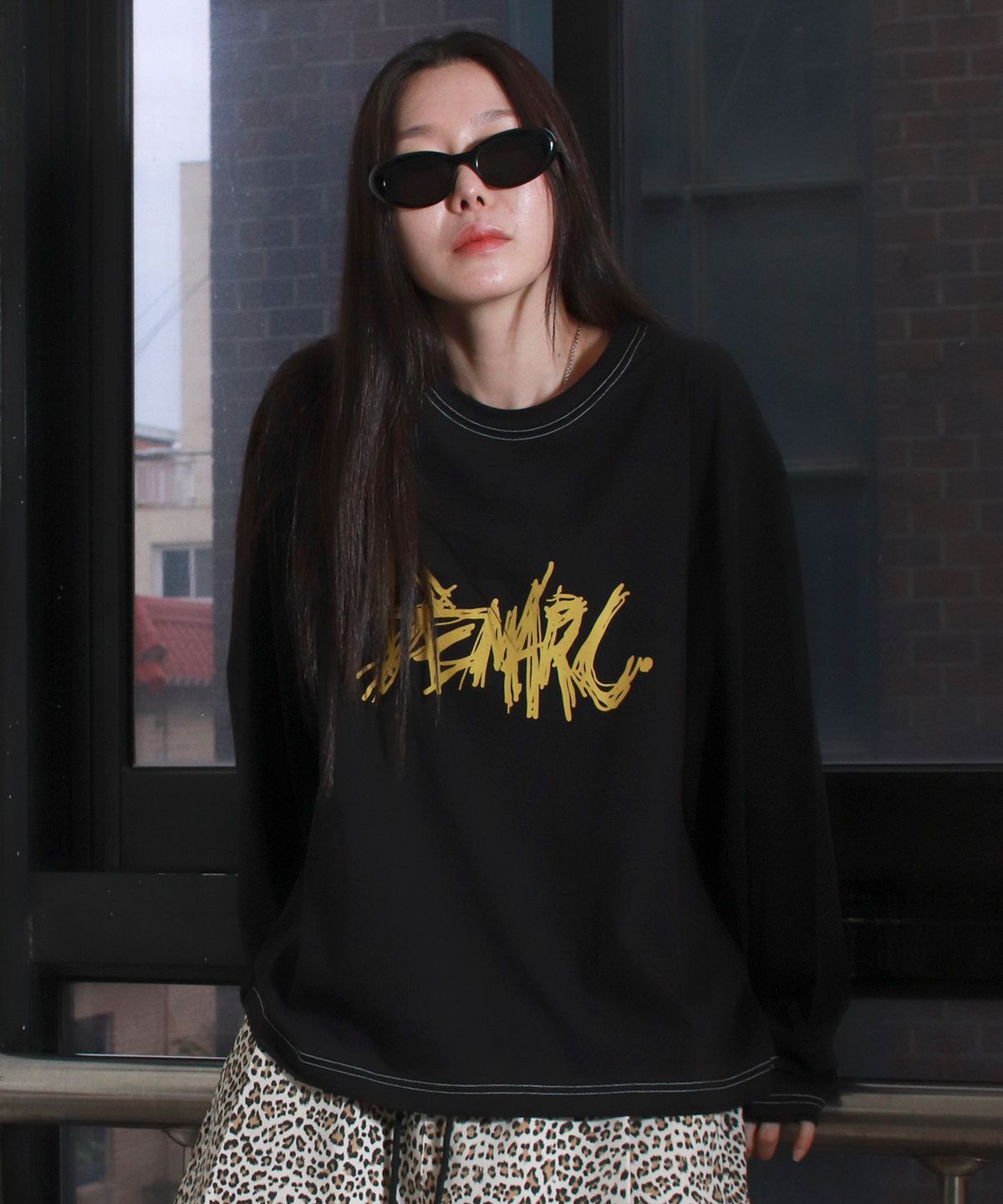 드마크(DEMARC) GRAFFITI LOGO TEXT BOXY LONG SLEEVE - Black