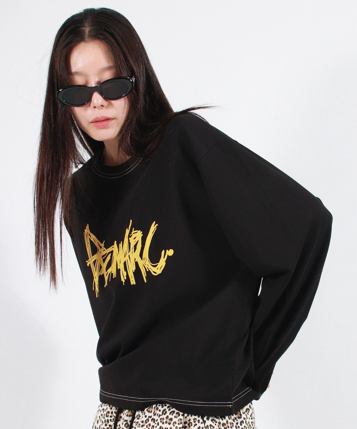 드마크(DEMARC) GRAFFITI LOGO TEXT BOXY LONG SLEEVE - Black