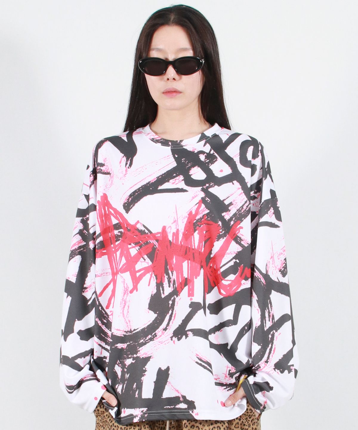 드마크(DEMARC) STREET GRAFFITI LOGO TEXT OVERSIZED T-SHIRT - Black