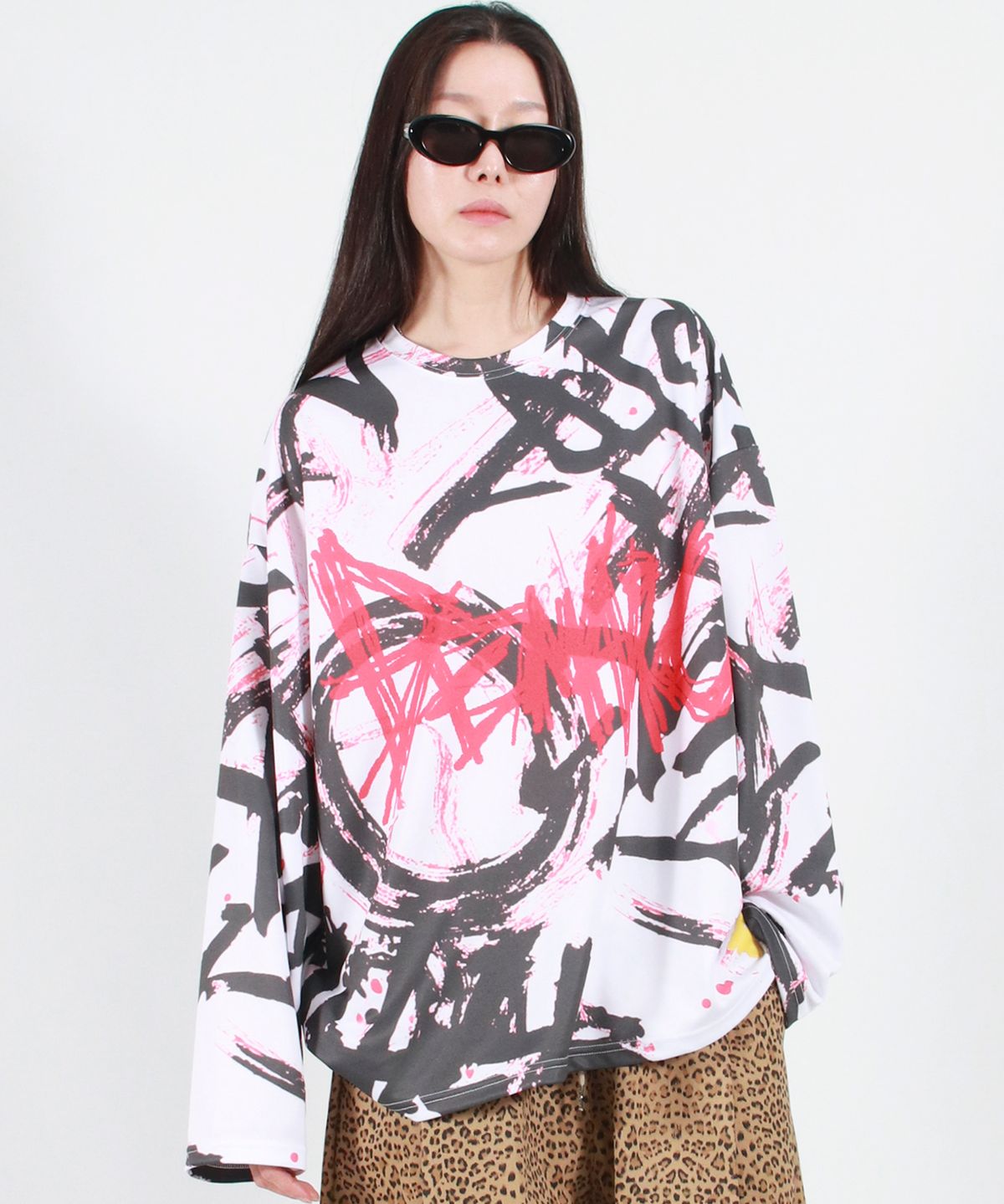 드마크(DEMARC) STREET GRAFFITI LOGO TEXT OVERSIZED T-SHIRT - Black