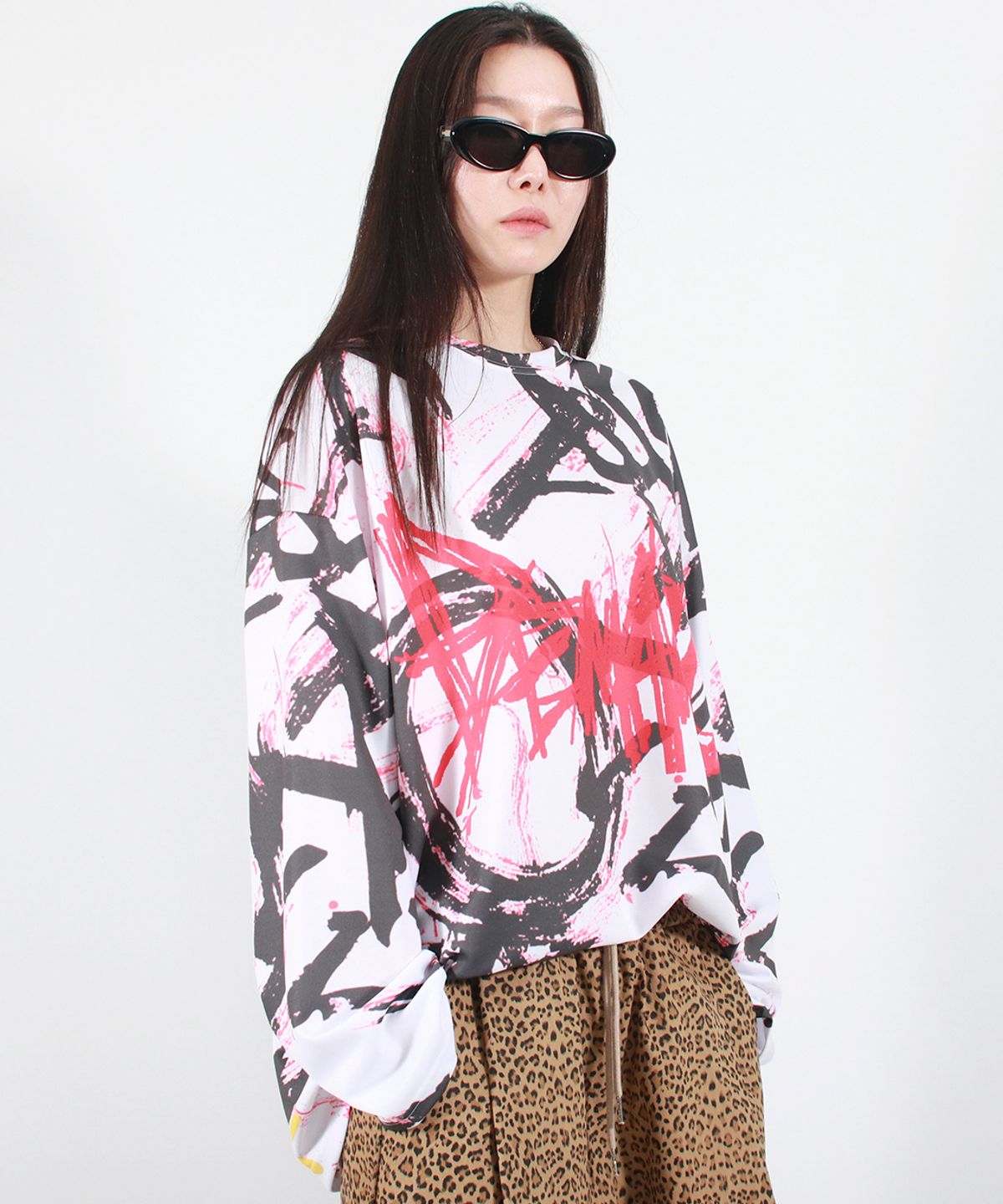 드마크(DEMARC) STREET GRAFFITI LOGO TEXT OVERSIZED T-SHIRT - Black
