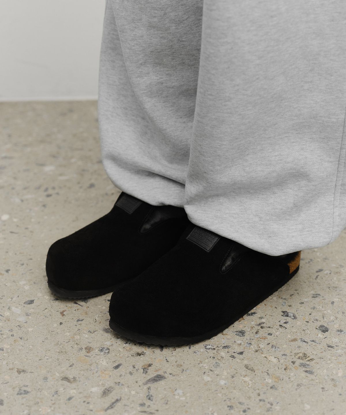 마리떼 프랑소와 저버(MARITHÉ + FRANҪOIS GIRBAUD) SUEDE STRAP CLOGS black