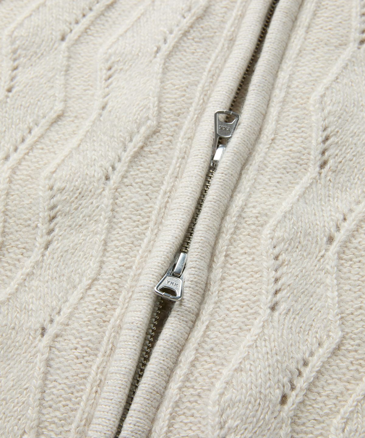 엠엠아이씨(MMIC) WAVY ZIP CARDIGAN (IVORY)